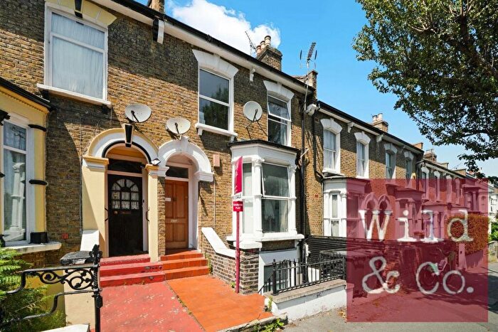 1 Bedroom Flat For Sale In Powerscroft Road, Lower Clapton, E5