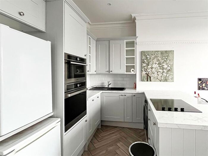 1 Bedroom Apartment For Sale In South Terrace, Littlehampton, BN17