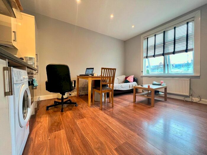 1 Bedroom Flat To Rent In Upper Tooting Park, London, SW17