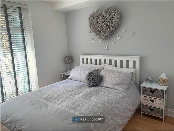 2 Bedroom Flat To Rent In Kings Avenue, London, SW4