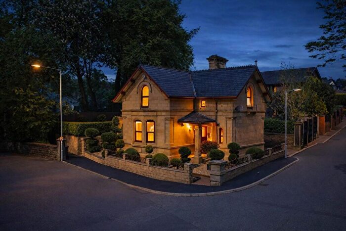 3 Bedroom Detached House For Sale In Bridge Hall Lane, Bury, BL9