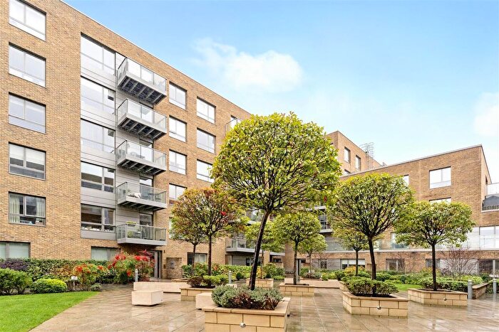 2 Bedroom Flat For Sale In Compass Court, Smithfield Square, Hornsey, N8