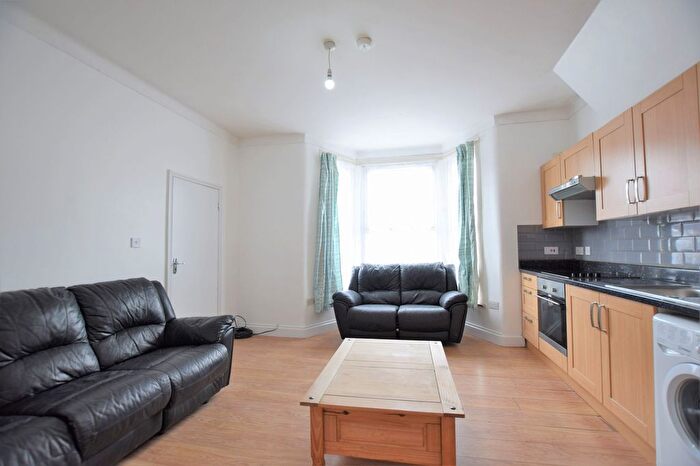 1 Bedroom Flat To Rent In Pembroke Road, Seven Kings, IG3