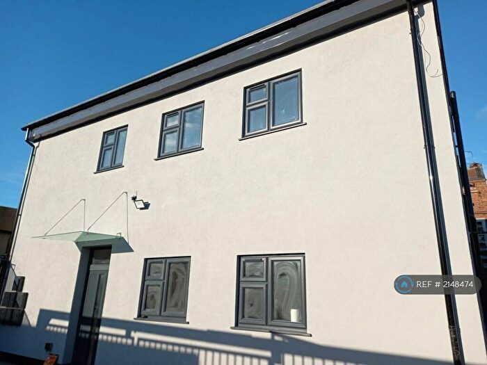 Studio To Rent In Back Lane, Romford, RM6