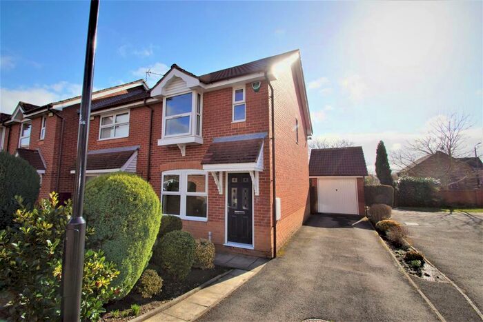 2 Bedroom End Of Terrace House To Rent In Elm Tree Close, Leeds, LS15