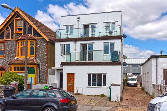 3 Bedroom Flat For Sale In St. Aubyns Road, Portslade, Brighton, BN41