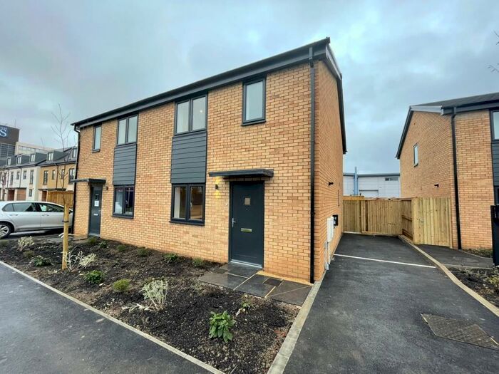 3 Bedroom Semi-Detached House To Rent In Greenbridge Square, Greenbridge, SN3