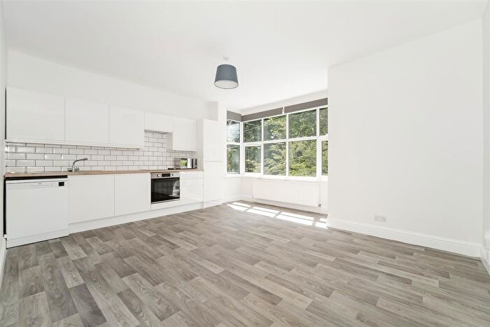 3 Bedroom Maisonette To Rent In Milton Road, Hanwell, W7
