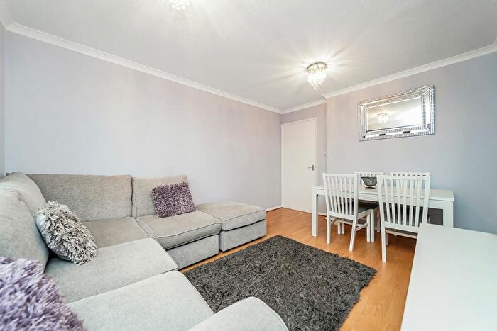 1 Bedroom Flat To Rent In Orchid Close, Abridge, RM4