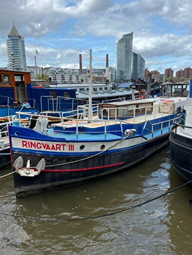 1 Bedroom House Boat For Sale In Lombard Rd, Battersea, London, SW11