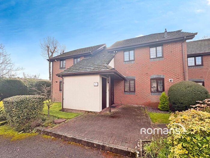 1 Bedroom Apartment For Sale In Campbell Close, Yateley, Hampshire, GU46