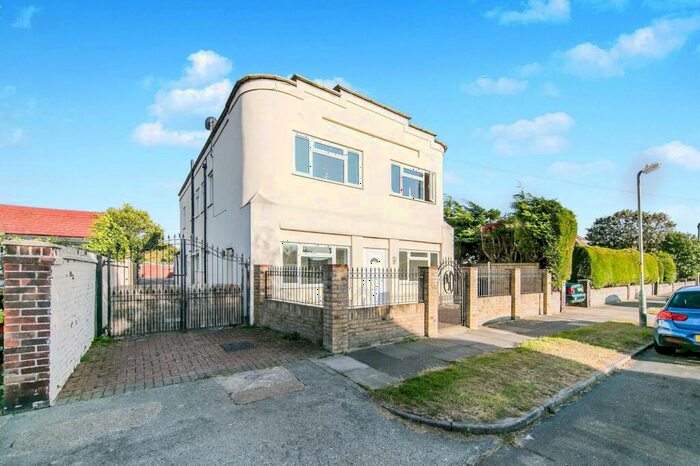 3 Bedroom Apartment To Rent In Primrose Road, Holland-on-Sea, CO15