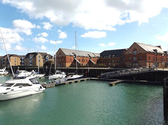 2 Bedroom Flat To Rent In Tasman Court, Southampton, Hampshire, SO14