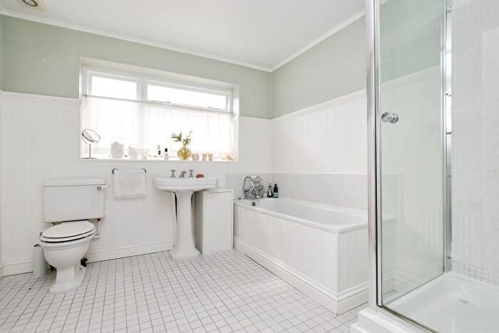 2 Bedroom Flat To Rent In Craven Mews, London, SW11