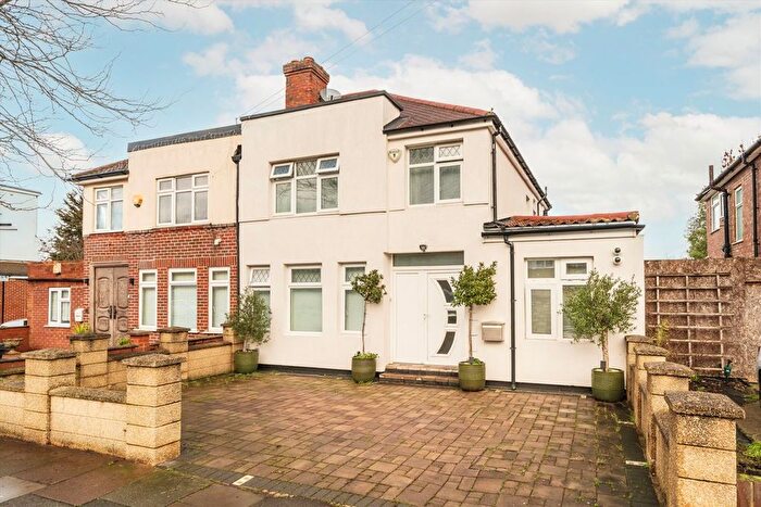 3 Bedroom Semi Detached House For Sale In Barmouth Avenue, Perivale, UB6