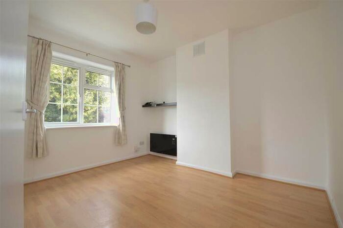 1 Bedroom Maisonette Flat To Rent In Bardney Road, Morden, Surrey, SM4