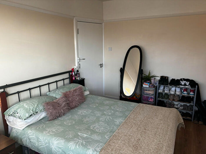 Studio To Rent In Pymmes Green Road, N11