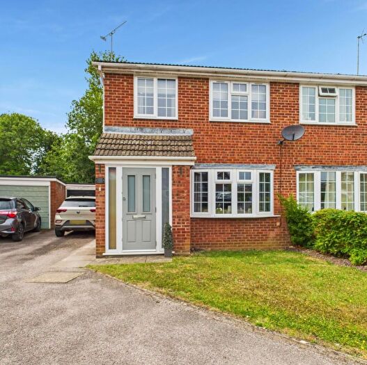 3 Bedroom Semi-Detached House For Sale In Dove Close, Buckingham, MK18