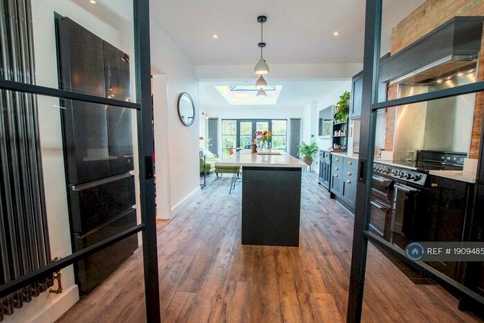 4 Bedroom Semi-Detached House To Rent In Richmond Avenue, Shoeburyness, SS3