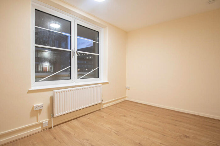 2 Bedroom Flat To Rent In Kinglake Estate, London, SE17