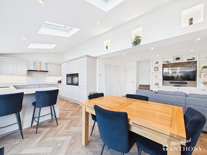 3 Bedroom Semi-Detached House For Sale In Staveley Road, Dunstable, LU6