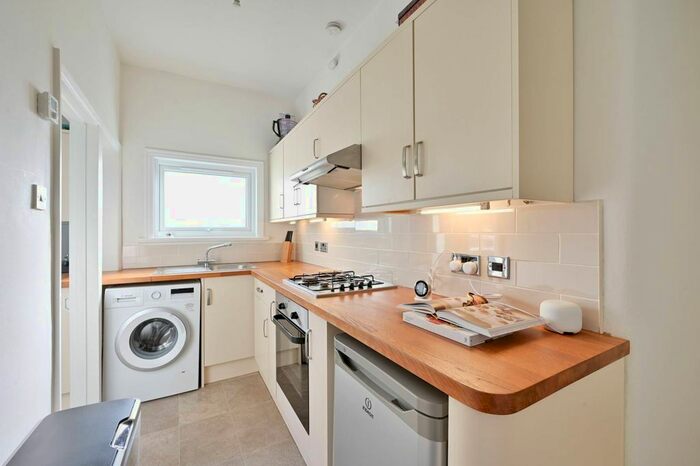 3 Bedroom Flat To Rent In Stanton Road, Wimbledon, London, SW20