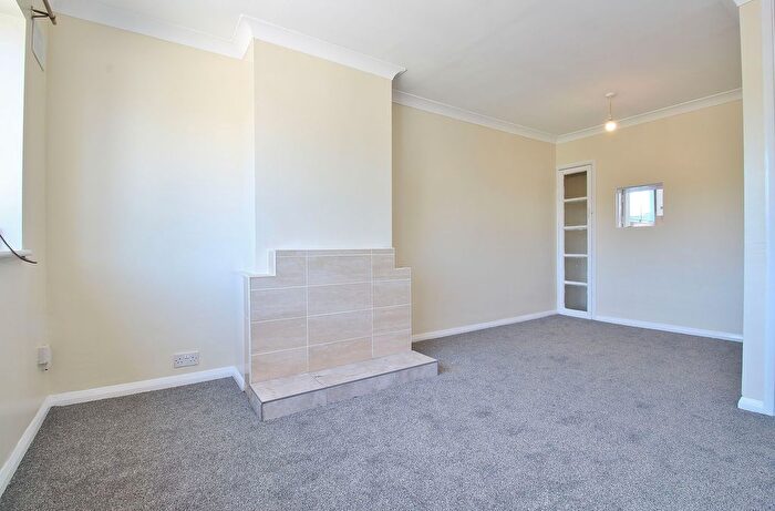 2 Bedroom Flat To Rent In Woodlands Parade, Ashford, TW15