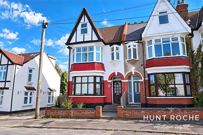 3 Bedroom Flat For Sale In Torquay Drive, Leigh-On-Sea, Essex, SS9