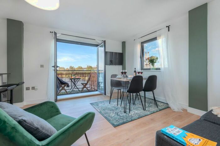 2 Bedroom Flat To Rent In Galleon Way, Cardiff, CF10