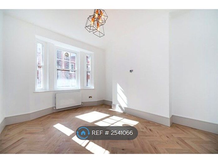 3 Bedroom Flat To Rent In Winsford House, London, W1U