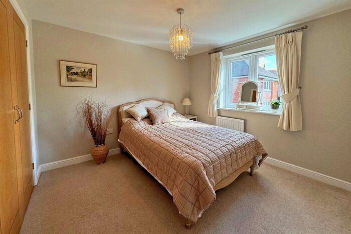 3 Bedroom Semi-Detached House For Sale In Wildwood Close, Chiddingfold, Godalming, GU8