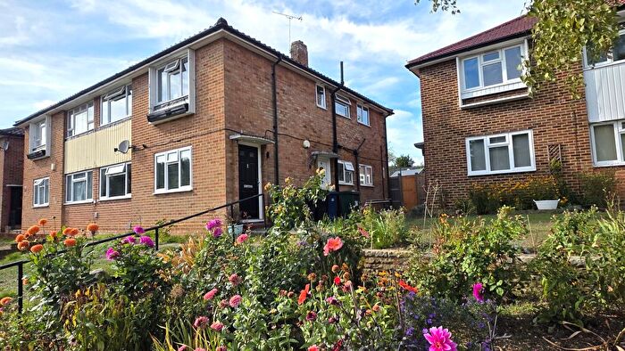 2 Bedroom Flat For Sale In Vernon Crescent, East Barnet, EN4