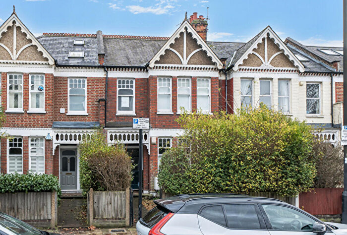 3 Bedroom Apartment For Sale In Weir Road, London, SW12