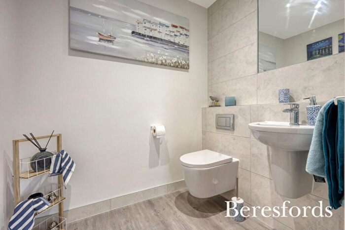 3 Bedroom End Of Terrace House For Sale In Apsley Mews, Victoria Road, RM1