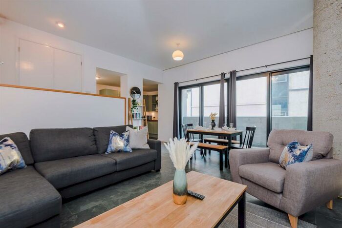 2 Bedroom Apartment To Rent In Cable House, Cheapside, L2