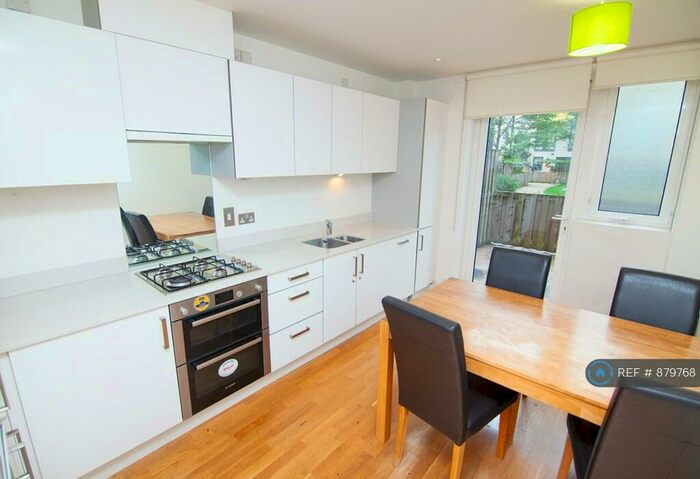 3 Bedroom Flat To Rent In Carpenter House, London, E1
