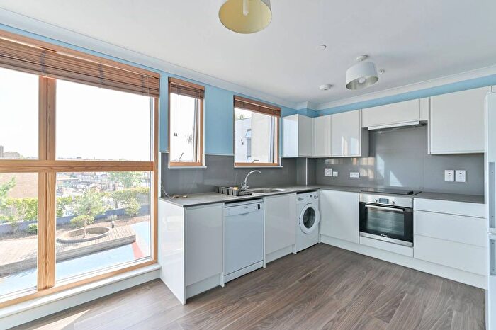 2 Bedroom Flat To Rent In Garratt Lane, Tooting, London, SW17