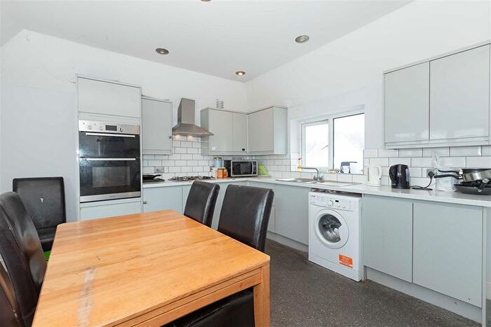 6 Bedroom Property For Sale In West End Way, Lancing, BN15