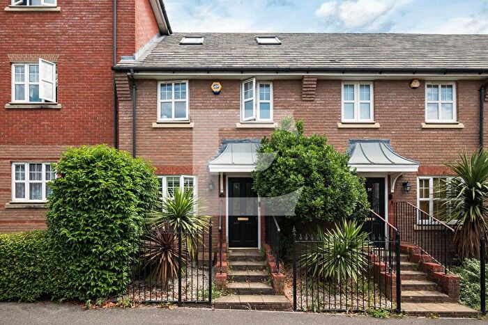 4 Bedroom Terraced House For Sale In Kingsbridge Drive, Mill Hill, London, NW7