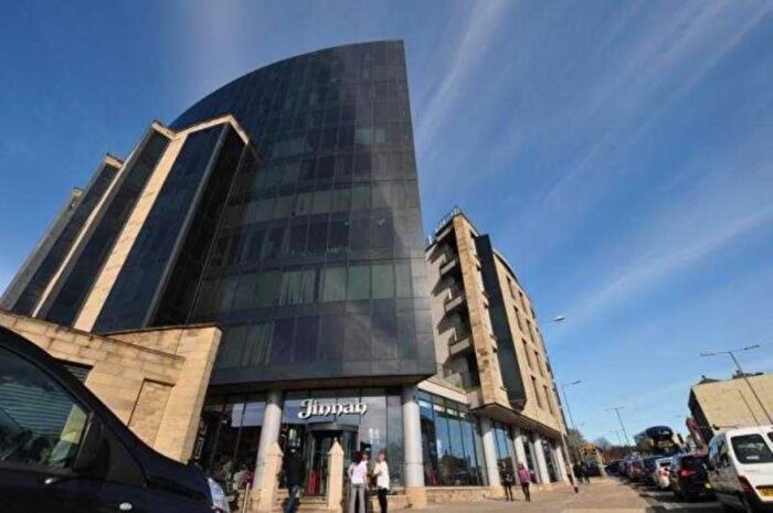 2 Bedroom Flat To Rent In Leeds Road, Bradford, West Yorkshire, BD1