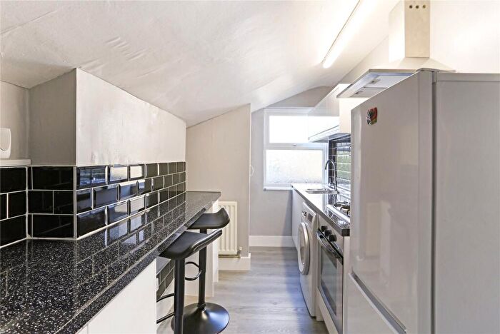 Terraced House To Rent In Forthbridge Road, London, SW11