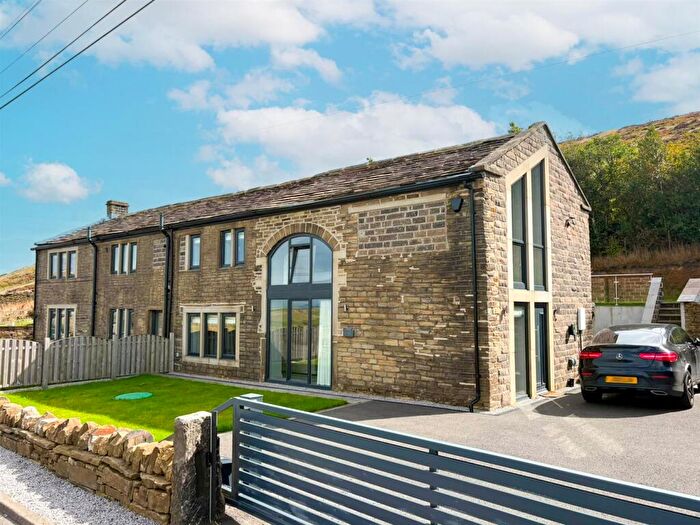 4 Bedroom Barn Conversion To Rent In New Hey Road, Scammonden, Huddersfield, HD3