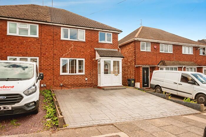 3 Bedroom Semi-Detached House For Sale In Amblecote Avenue, Birmingham, B44