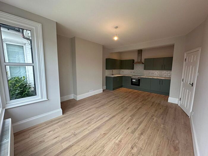 3 Bedroom Flat To Rent In Bedroom Flat – Brownlow Road, Bounds Green, N11