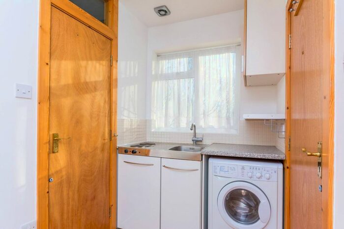 Studio To Rent In Almond Road, Ealing, London, W5