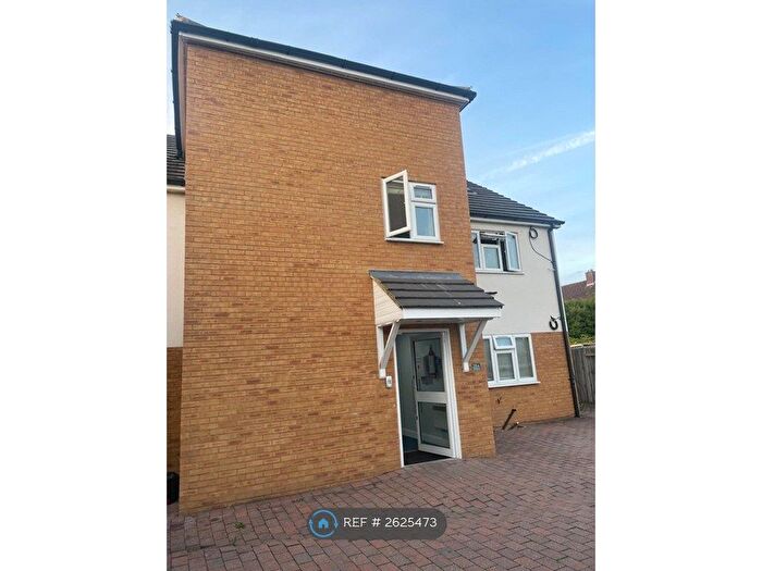 3 Bedroom Flat To Rent In St. Peters Road, Uxbridge, UB8