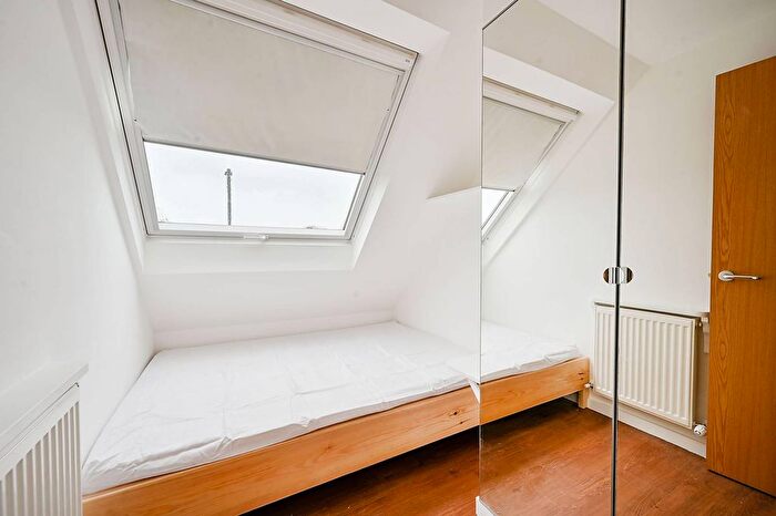 2 Bedroom Flat To Rent In Popes Lane, Ealing, London, W5