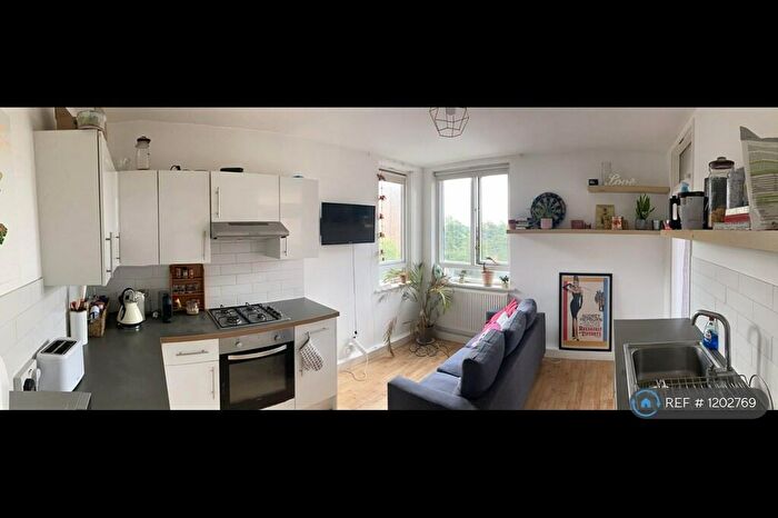 3 Bedroom Flat To Rent In Wrens Park House, London, E5