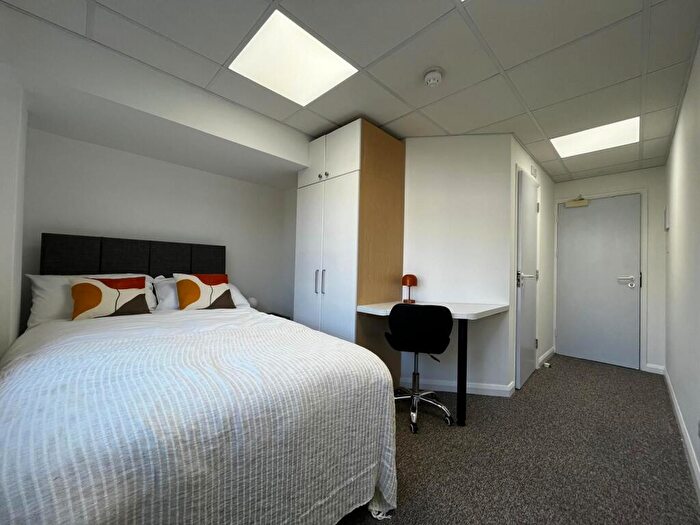 Studio To Rent In Wilbury Villas -, RL00