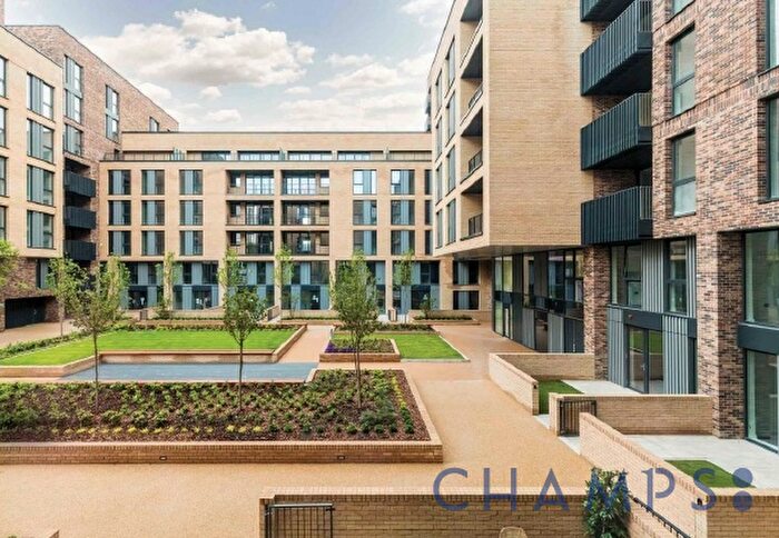 3 Bedroom Maisonette For Sale In Greyhound Parade, London, SW17